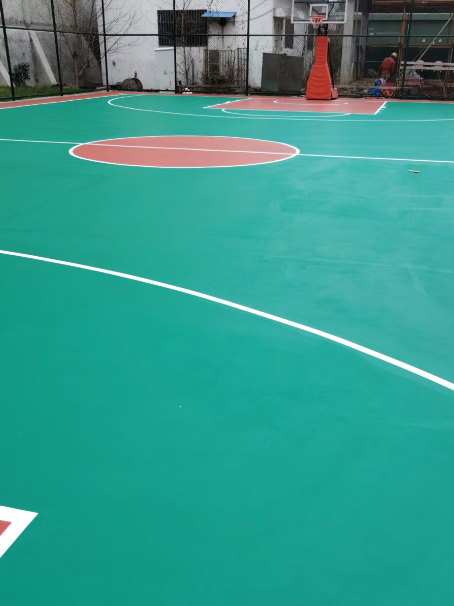 阿巴嘎 球场长期使用易出现地面开裂